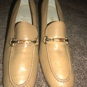 Gucci tan heeled loafers